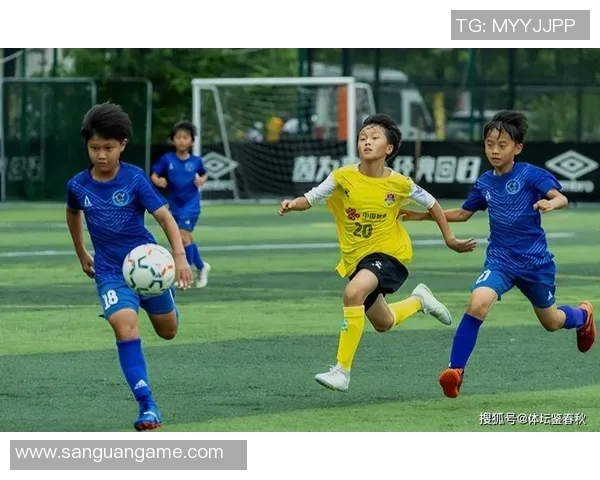 青训小将18岁签约德甲俱乐部，走出国门